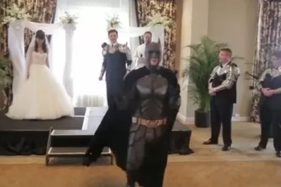 Iron Man, Batman y un grupo de ninjas se enfrentan al novio en una boda