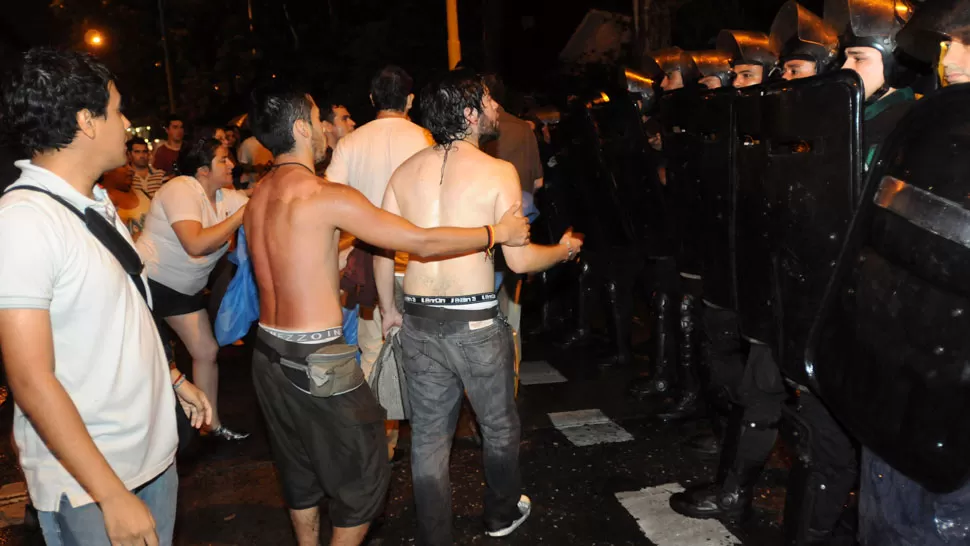 PASO VEDADO. Los manifestantes llegaron tras peregrinar desde el centro hasta la esquina de Mate de Luna y Huemul; policías les impidieron seguir camino. LA GACETA / FOTO DE INÉS QUINTEROS ORIO