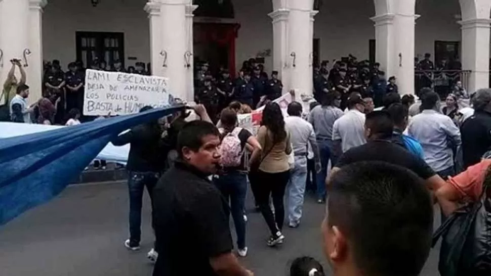 RECLAMO. Los policías de Salta consiguieron el aumento que pedían. FOTO TOMADA DE INFOBAE.COM