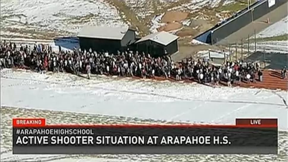 ATERRADOS. Los estudiantes son evacuados tras el tiroteo en el instituto de Denver, Colorado, Arapahoe H.S. FOTO TOMADA DE ABC.ES