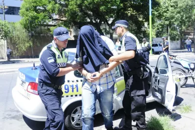 Analizan celulares de policías en busca de pistas