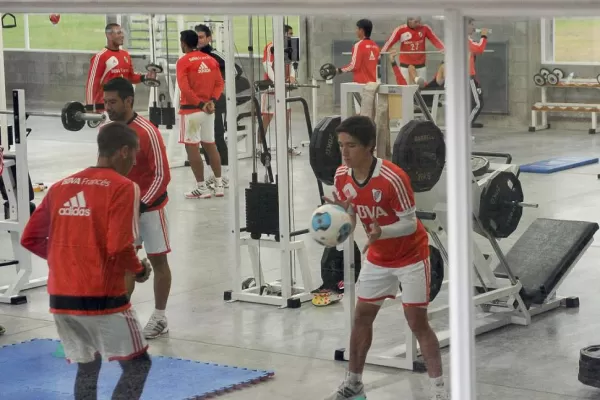 Amistoso para ayudar a un compañero y amigo