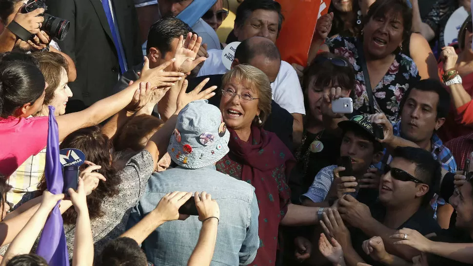 CIERRE DE CAMPAÑA. La candidata de Nueva Mayoría, Michelle Bachelet, es saludada por sus partidarios en el último acto proselitista, en Santiago.