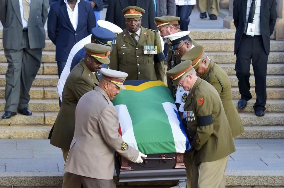 EN PRETORIA. El ataúd de Nelson Mandela es retirado por militares. reuters