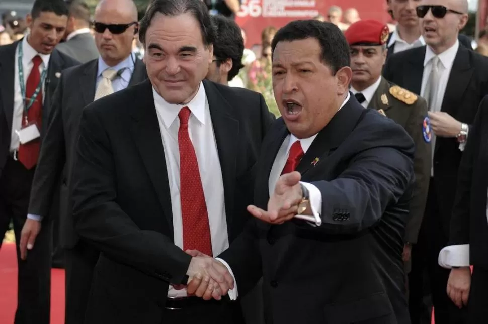 VIEJA RELACIÓN. Oliver Stone y Hugo Chávez trabaron amistad en 2007. ecuavisa.com