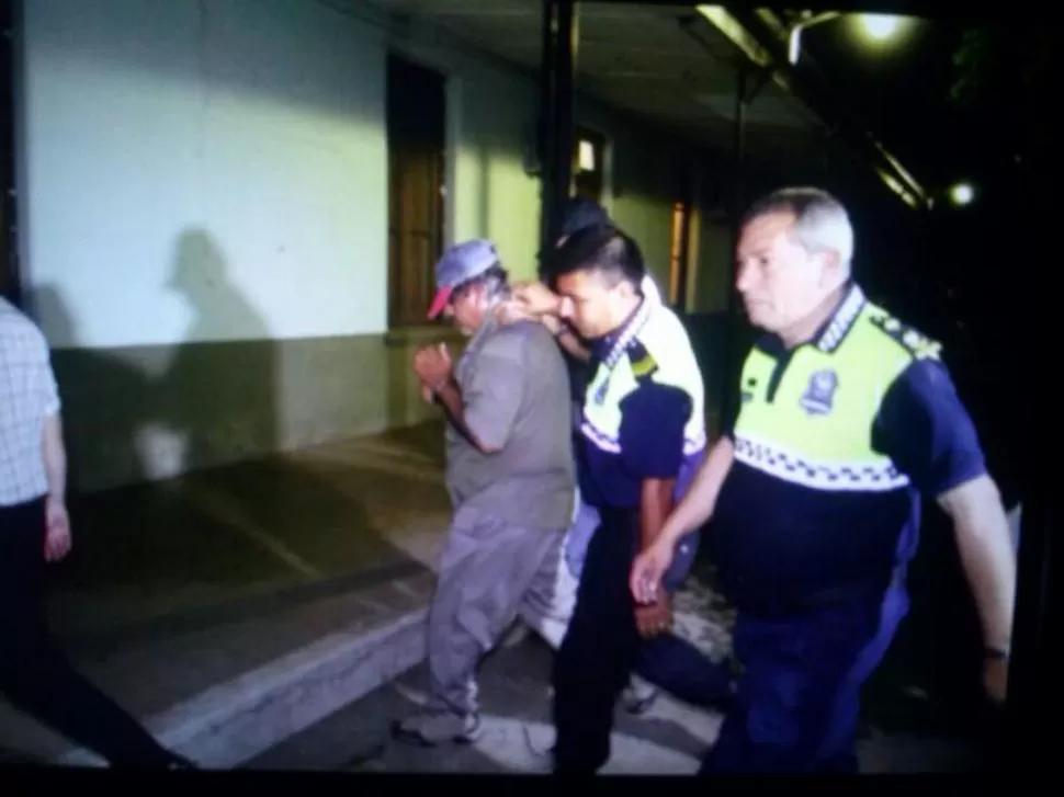 ARRESTADO. Personal de la Policía provincial capturó a uno de sus compañeros, por orden de la Justicia penal. 