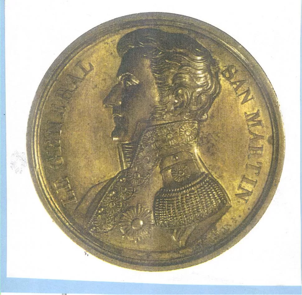 JOSÉ DE SAN MARTÍN. Fiel perfil del Libertador en la medalla acuñada en 1829 en Bruselas, por la Logia “La Parfaite Amitié” la gaceta / archivo