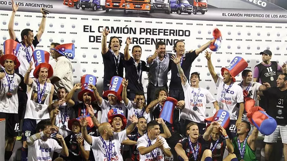 EUFÓRICO. Lammens, arriba, de camisa gris, festejó junto al plantel y al cuerpo técnico de San Lorenzo. FOTO TOMADA DE LANACION.COM