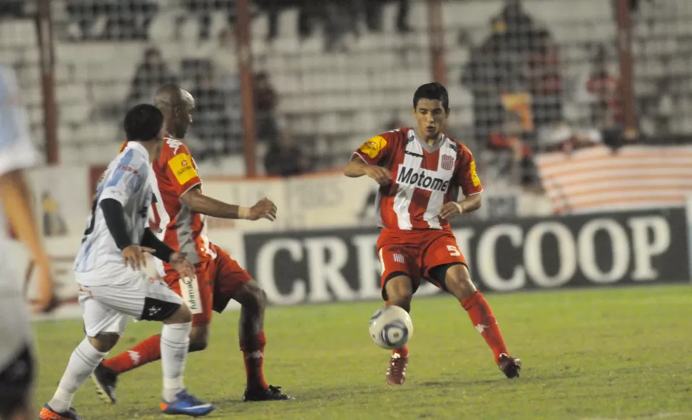 CHANCE. Jorge Serrano podría jugar los próximos seis meses en los “santos”. LA GACETA / FOTO ARCHIVO