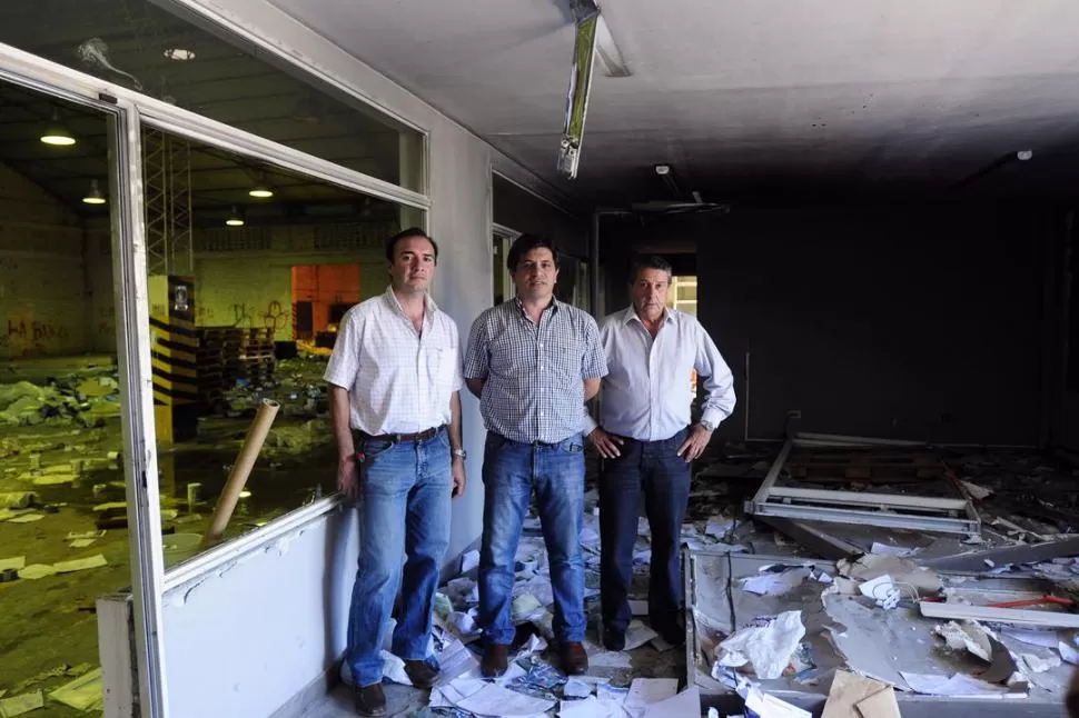 DESAZÓN. Esparza, Albornoz y Bruno, en el depósito que fue arrasado. la gaceta / foto de analía jaramillo