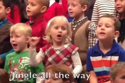 Cantó con lenguaje de señas para sus padres sordos durante un concierto de Navidad