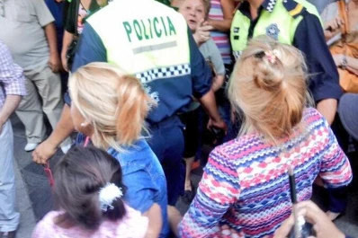 Sorprendida en la vía pública, una carterista se salvó de que hicieran justicia por mano propia