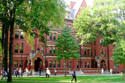 Ordenan la evacuación de la Universidad de Harvard por supuestos explosivos