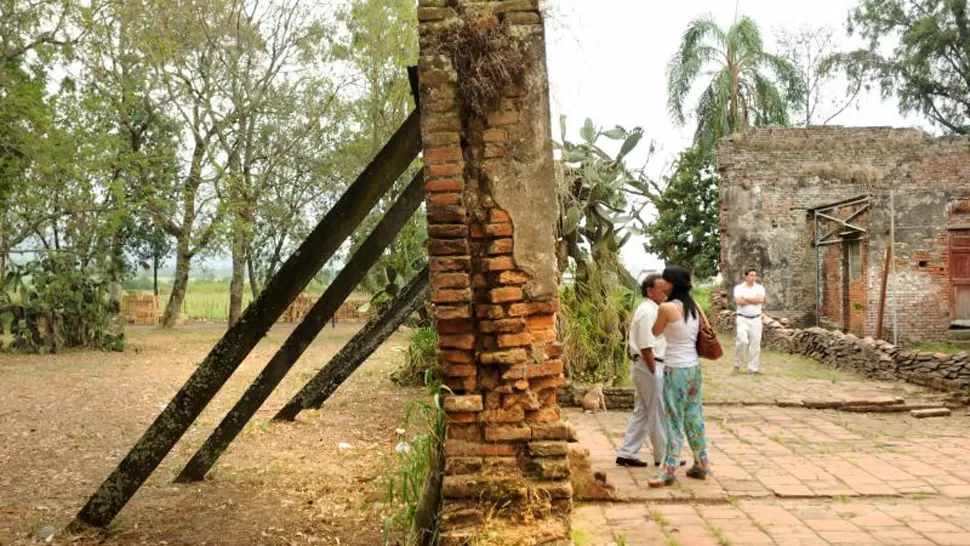 PARED ESTAQUEADA. Los turistas pasean junto a un viejo muro apuntalado. “Fue construido sobre cimientos jesuíticos”, dijo fray Juan José Herrera. LA GACETA / FOTO DE INÉS QUINTEROS ORIO