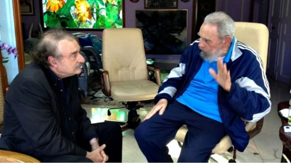 JUNTOS. El líder de la revolución cubana mantuvo un encuentro con el escritor español Ignacio Ramonet. FOTO AGENCIAS