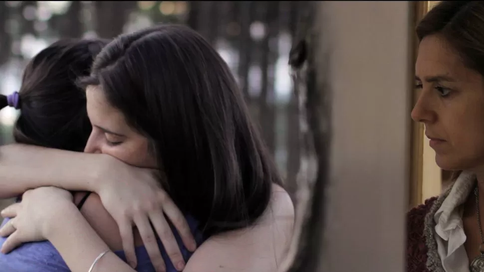 PARA PENSAR Y DEBATIR.  El cortometraje “Santa”, de Carlos Vilaró Nadal, trata sobre dos adolescentes enamoradas y el rechazo social.  