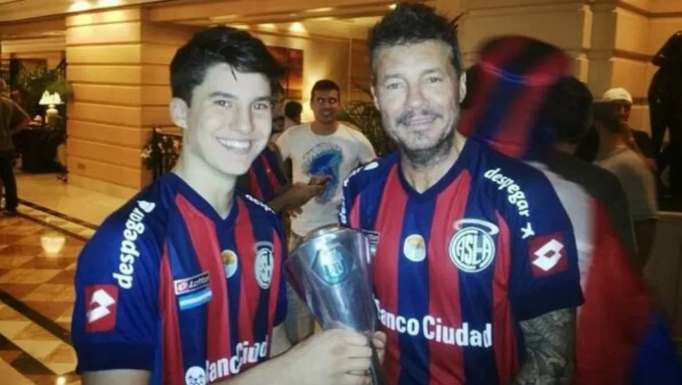 PADRE E HIJO. Marcelo junto a Francisco, con la copa. IMAGEN TOMADA DE TWITTER. COM