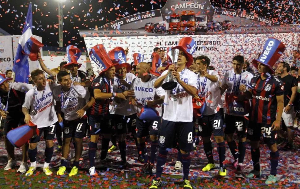 DESPUÉS DE SUFRIR. Los jugadores de San Lorenzo reciben el trofeo sin ningún tipo de problemas en el estadio de Vélez. reuters