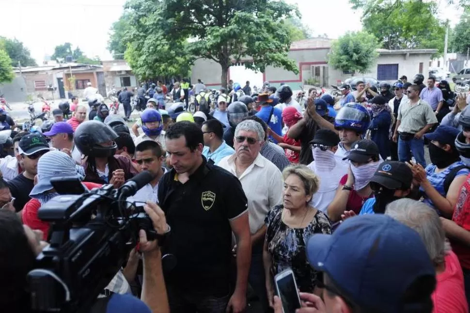 PROTESTANTE. Un ex agente explica el reclamo policial al inicio de la huelga. la gaceta / foto de Analía Jaramillo