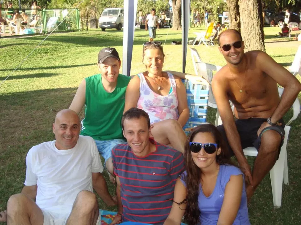 DISTENDIDO. Martín Seri aparece descansando junto a su familia en el complejo deportivo de Chabas, su ciudad natal. 