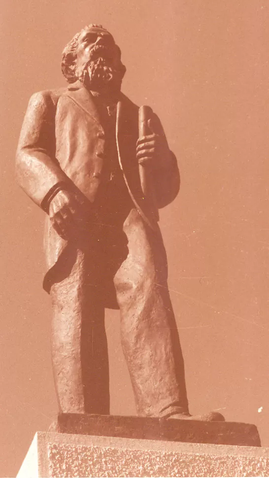 NICOLÁS AVELLANEDA. Estatua del ilustre tucumano en la avenida Benjamín Aráoz, ejecutada en 1977 por Roberto Fernández Larrinaga la gaceta / archivo