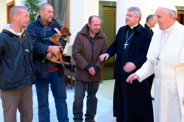 El papa Francisco festejó sus 77 años con cuatro personas sin techo