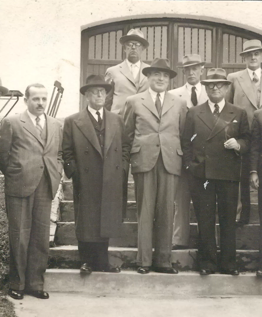 ALBERTO GERCHUNOFF. Desde la izquierda, Alfredo Coviello, el ingeniero Tomás Chueca, el gobernador Miguel Critto y Alberto Gerchunoff, fotografiados en Tucumán, en 1941. la gaceta / archivo
