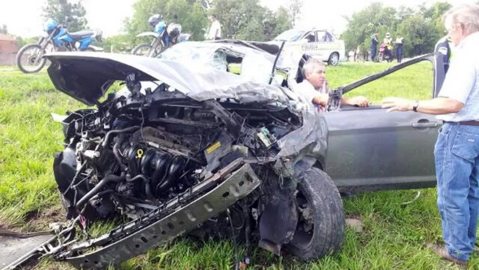 VOLCÓ. El Ford quedó destrozado pero el conductor sufrió heridas leves. GENTILEZA foto de HUMBERTO VILLAGRA