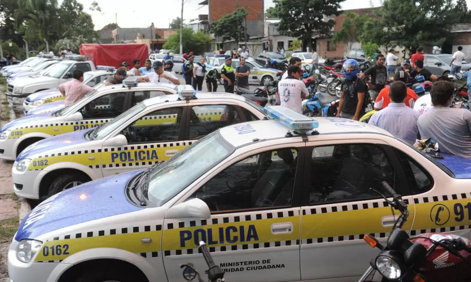 SEDICION. Los policías protestaron la semana pasada con una manifestación en la subjefatura de la Policía. ARCHIVO LA GACETA / FOTO DE HECTOR PERALTA
