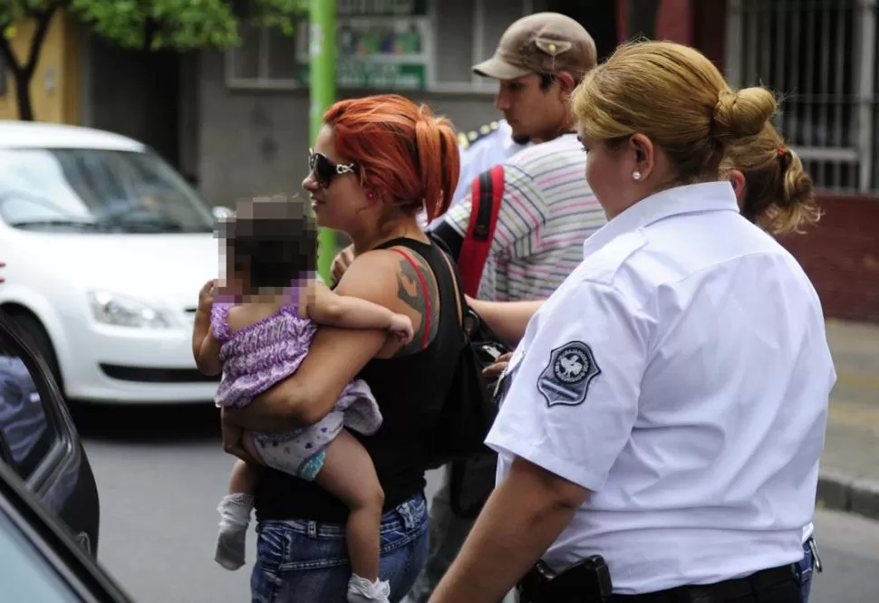 EN FAMILIA. Ema Gómez fue a Tribunales con su hija en brazos y acompañada sólo por sus familiares. la gaceta / foto de Jorge Olmos Sgrosso