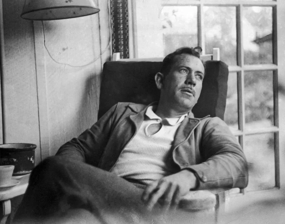PINTOR DE SU TIEMPO. Esta foto de Steinbeck fue tomada por Robert Capa, amigo y compañero de trabajo. 