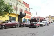 Corren peligro en la ruta, pero los pasajeros de autos rurales se resisten a abandonarlos