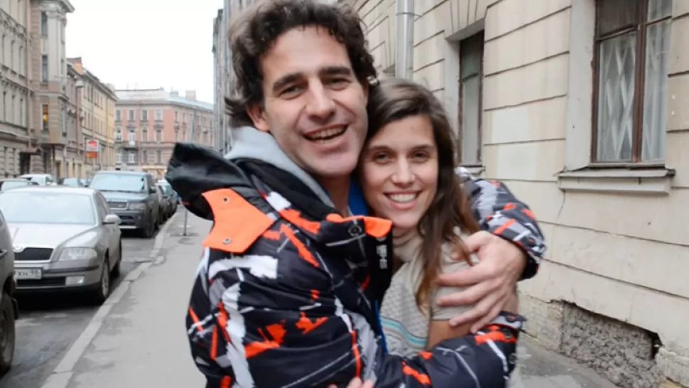 EN RUSIA. Camila y Pérez Orsi en las calles moscovitas. FOTO TOMADA DE ARGNOTICIAS.COM.AR