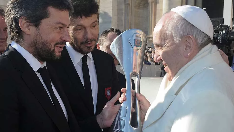 EL REGALO. Los dirigentes Cuervos le entregaron el trofeo original a Bergoglio. REUTERS