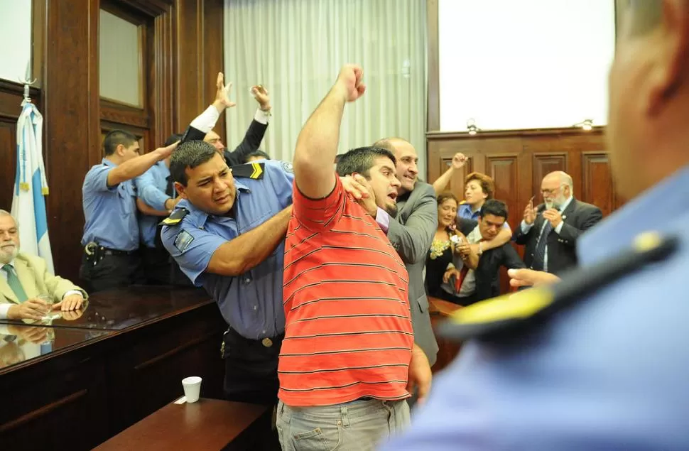 UNA POSTAL DE HACE UN AÑO ATRÁS. Gómez festeja el fallo absolutorio y recibe el abrazo de su abogado, en medio de un auditorio escandalizado. la gaceta / foto de hector peralta