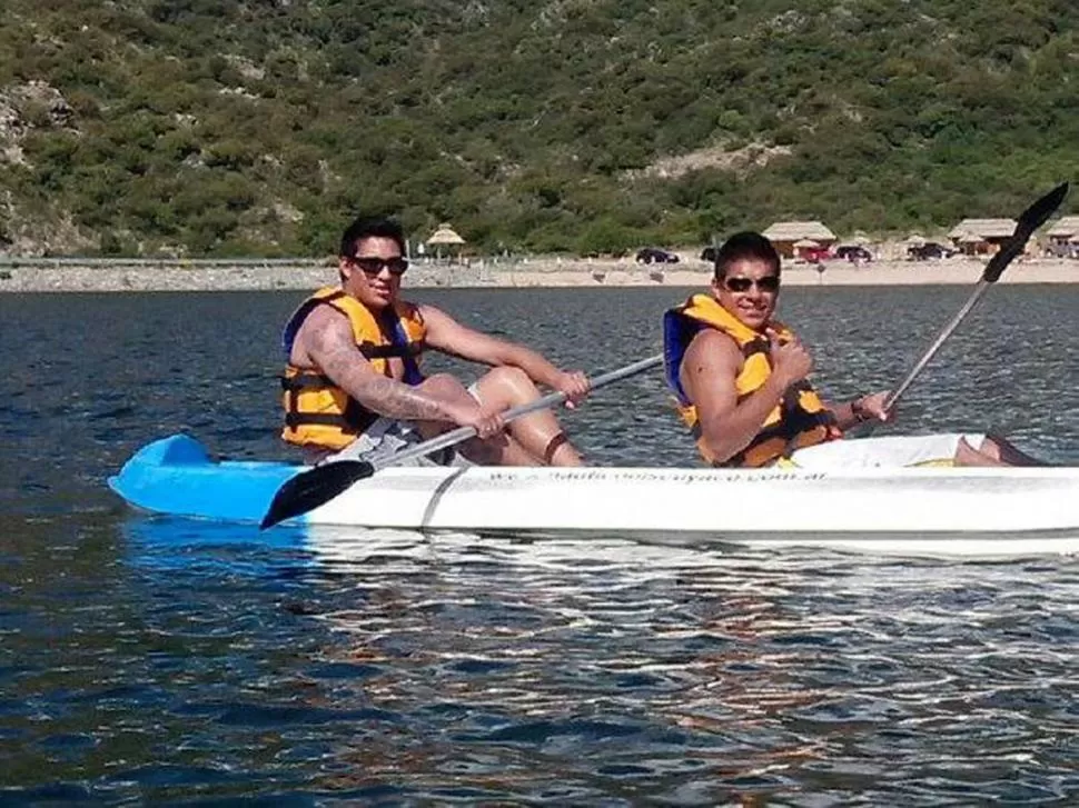DESLUMBRANTE. Nicolás Riveros practicó kayak junto con Diego Pave y quedó maravillado por las bellezas del paisaje puntano. En la otra foto, el golero “santo” en una cabalgata con su hermano David. 