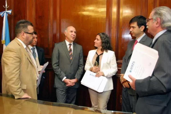 Lorenzetti entregó premios a dos periodistas de LA GACETA