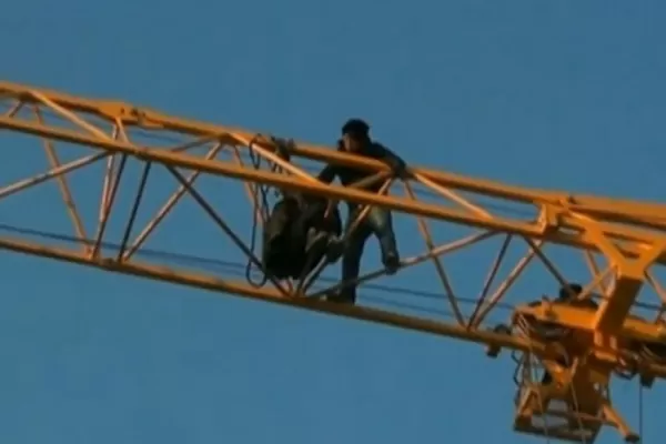 Video: Se emborrachó, se subió a una grúa de construcción y se quedó dormido
