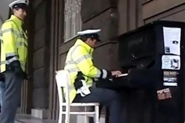 Un policía que toca el piano en plena vía pública es furor en la web