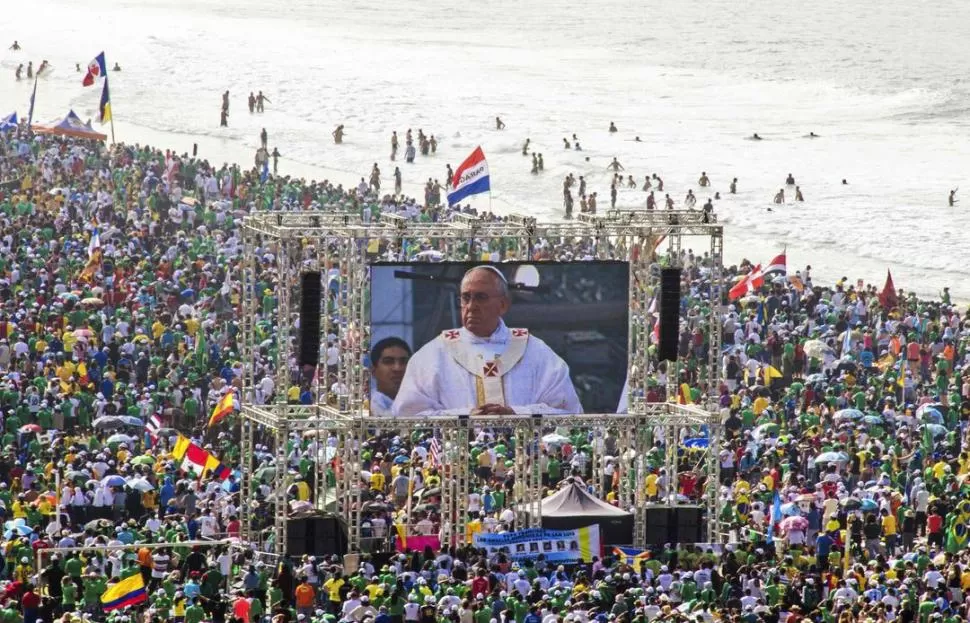 ASÍ FUE EN RÍO. Durante la Jornada Mundial de la Juventud, en julio, Francisco confirmó que es un líder capaz de convocar multitudes. reuters