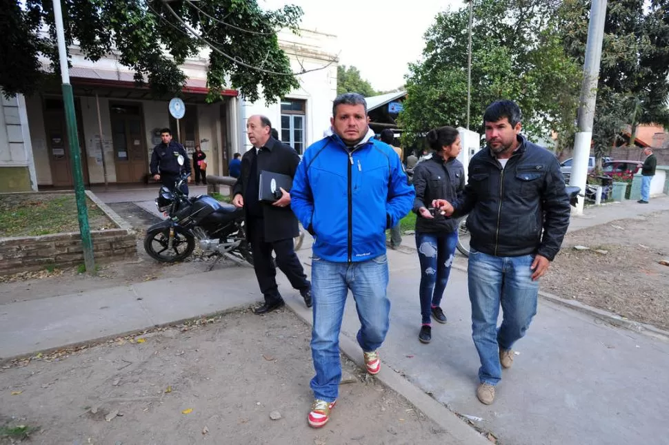 RECIÉN LIBERADOS. Los chaqueños se retiraban de la Brigada Norte acompañados por el fiscal en julio pasado. la gaceta / foto de diego aráoz (archivo)