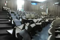 Comenzaron a remover las butacas en la sala Caviglia