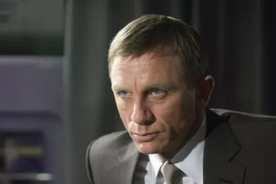 El exceso de alcohol dejó a Bond impotente y tembloroso