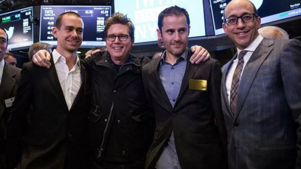 Los cofundadores Jack Dorsey, Biz Stone y Evan Williams junto a Dick Costolo, actual CEO de la comapñía, durante la salida a la bolsa de Twitter. FOTO TOMADA DE LANACION.COM.AR