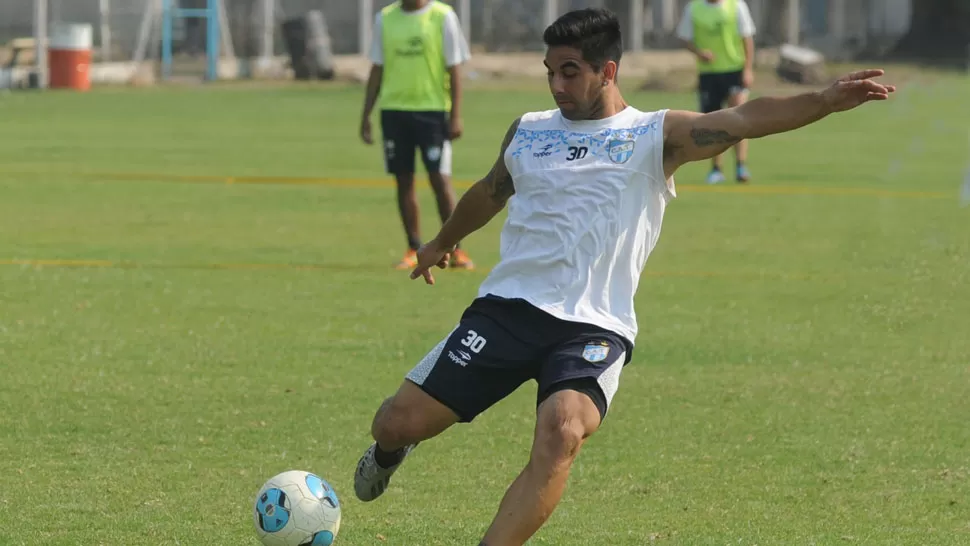 CUMPLIDORES. Barreiro rescindió contrato con el “decano” y recibió el pago total de su sueldo hasta junio de 2014.
