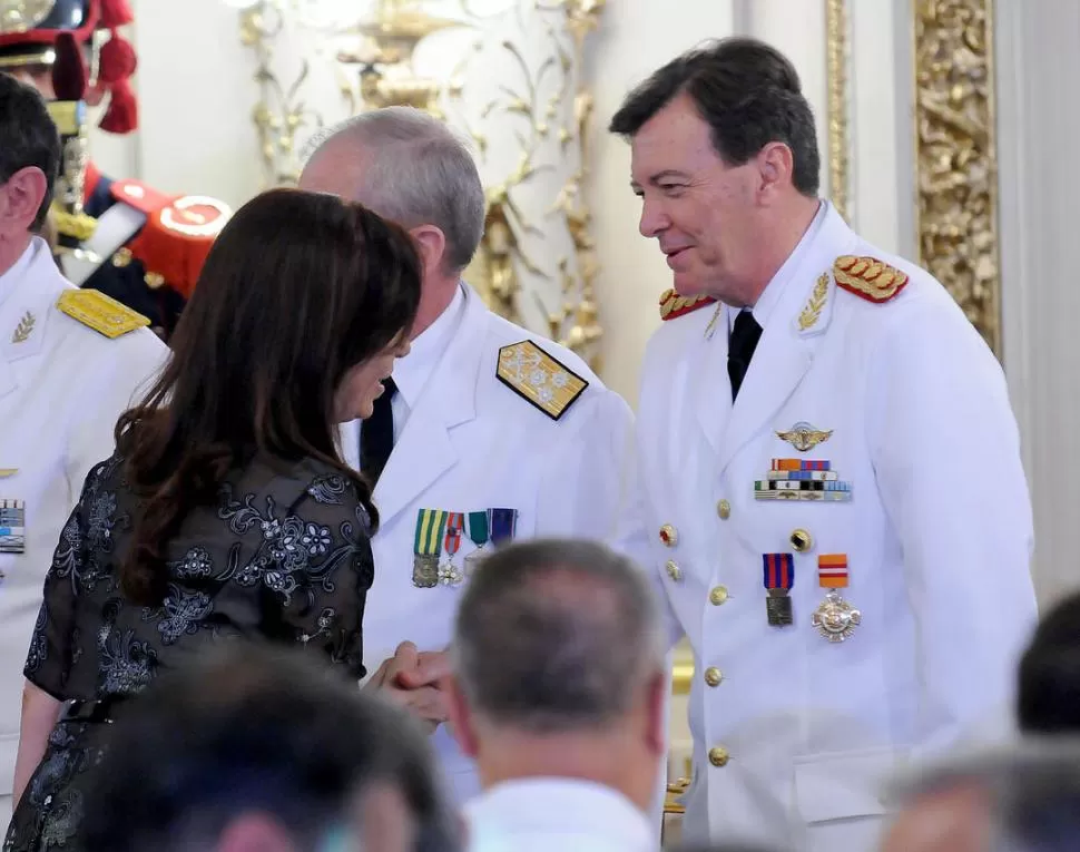 SIN DISCURSO. La Presidenta entregó el diploma al nuevo jefe del Ejército. dyn