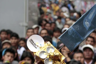 Bolivia celebra el lanzamiento de su primer satélite al espacio