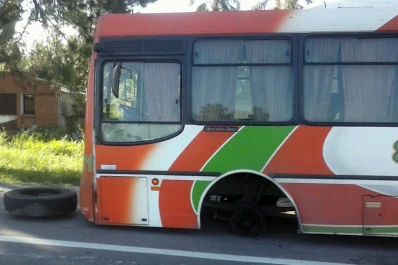 Un colectivo interurbano perdió una rueda en pleno recorrido
