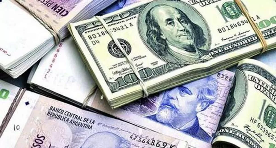 DIFERENCIA. El peso argentino se sigue devaluando respecto del dólar. noticiasdeesquel.wordpress.com