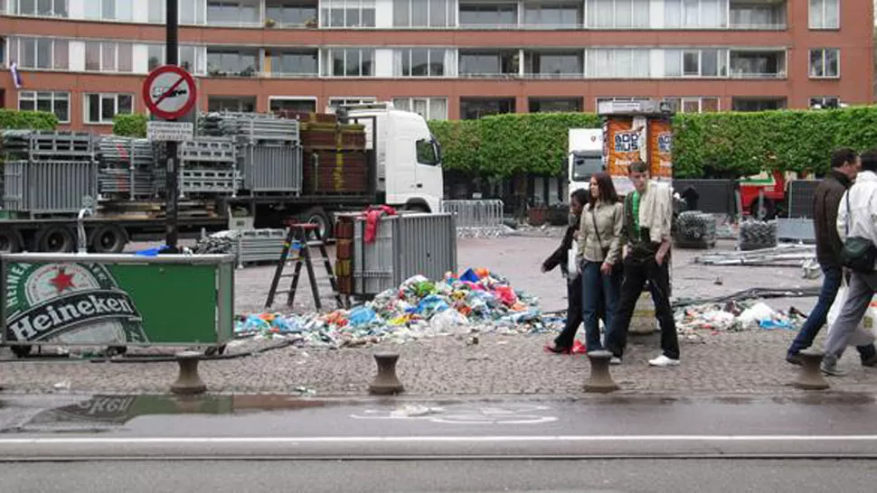 UN CAOS. La basura se acumulaba en las calles de Holanda. FOTO DE RNW.COM
